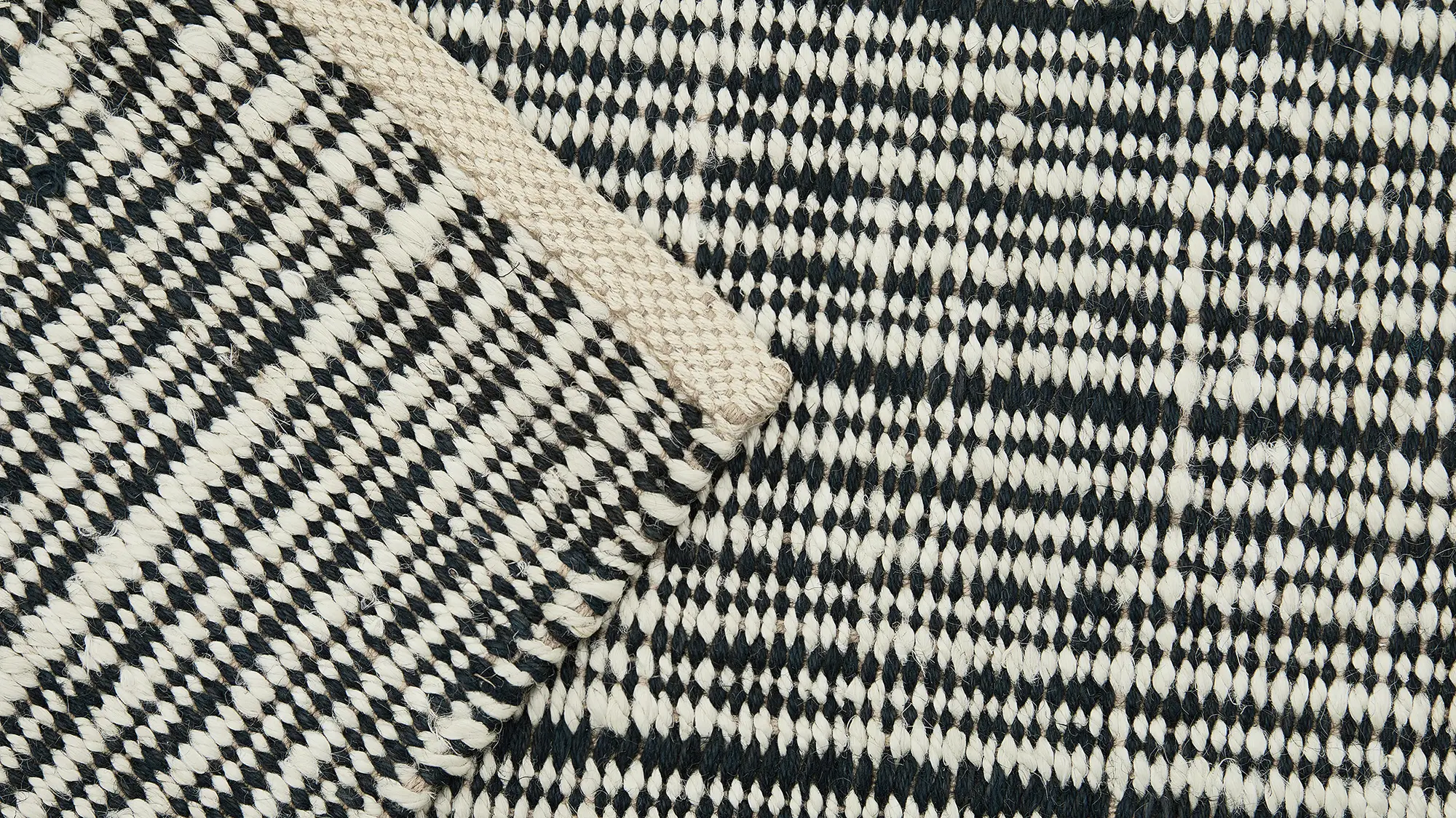 фото ковра DHURRIE White/Deep Navy от магазина HandsGallery