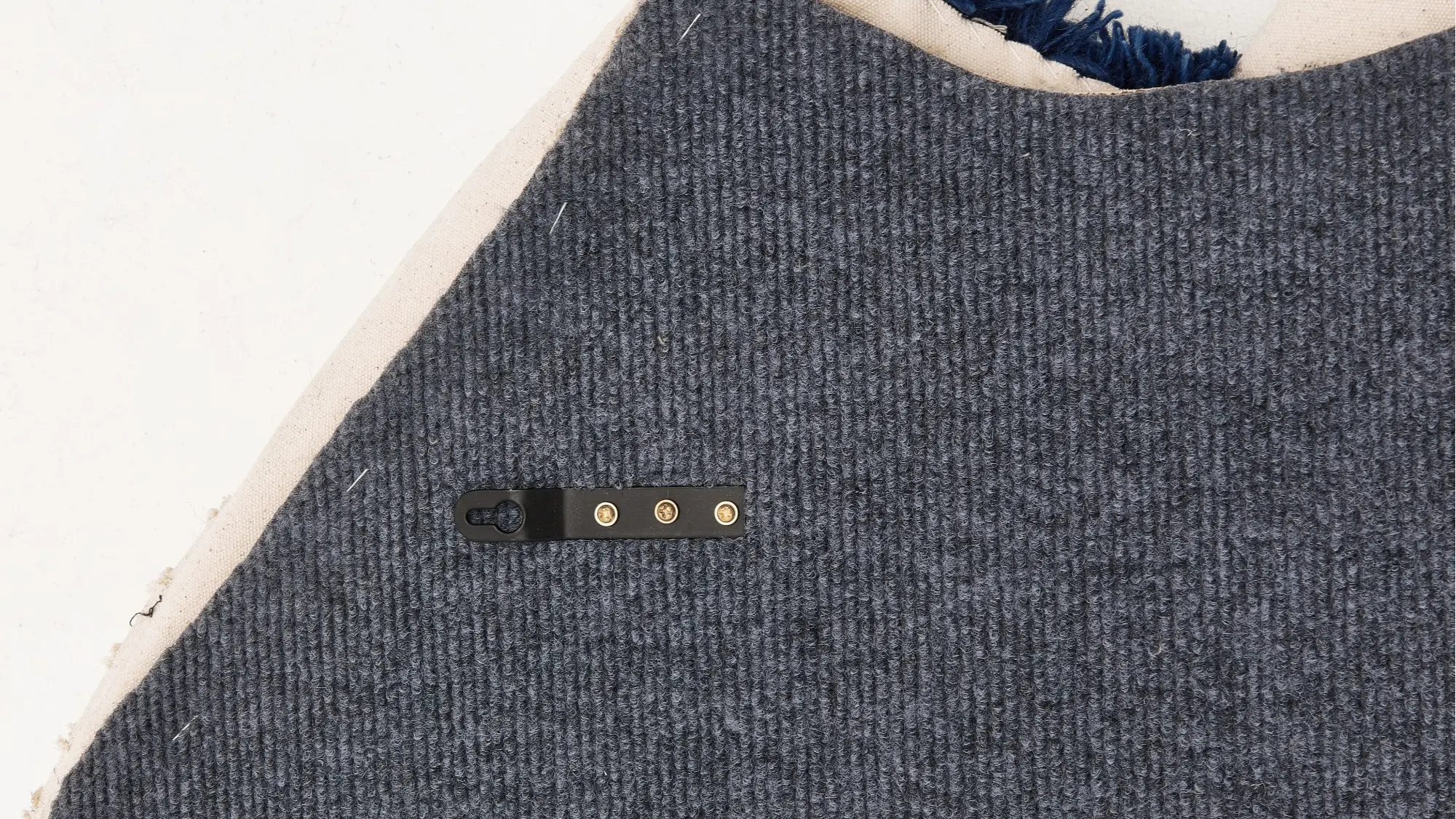 фото ковра WALLART Undyed White/Navy Blue от магазина HandsGallery
