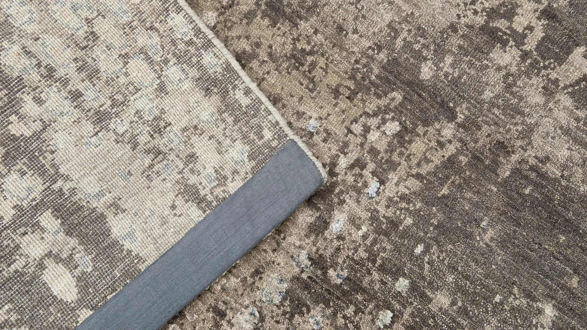 фото ковра ABSTRACTIO PJ-2044/Silver Grey H от магазина HandsGallery