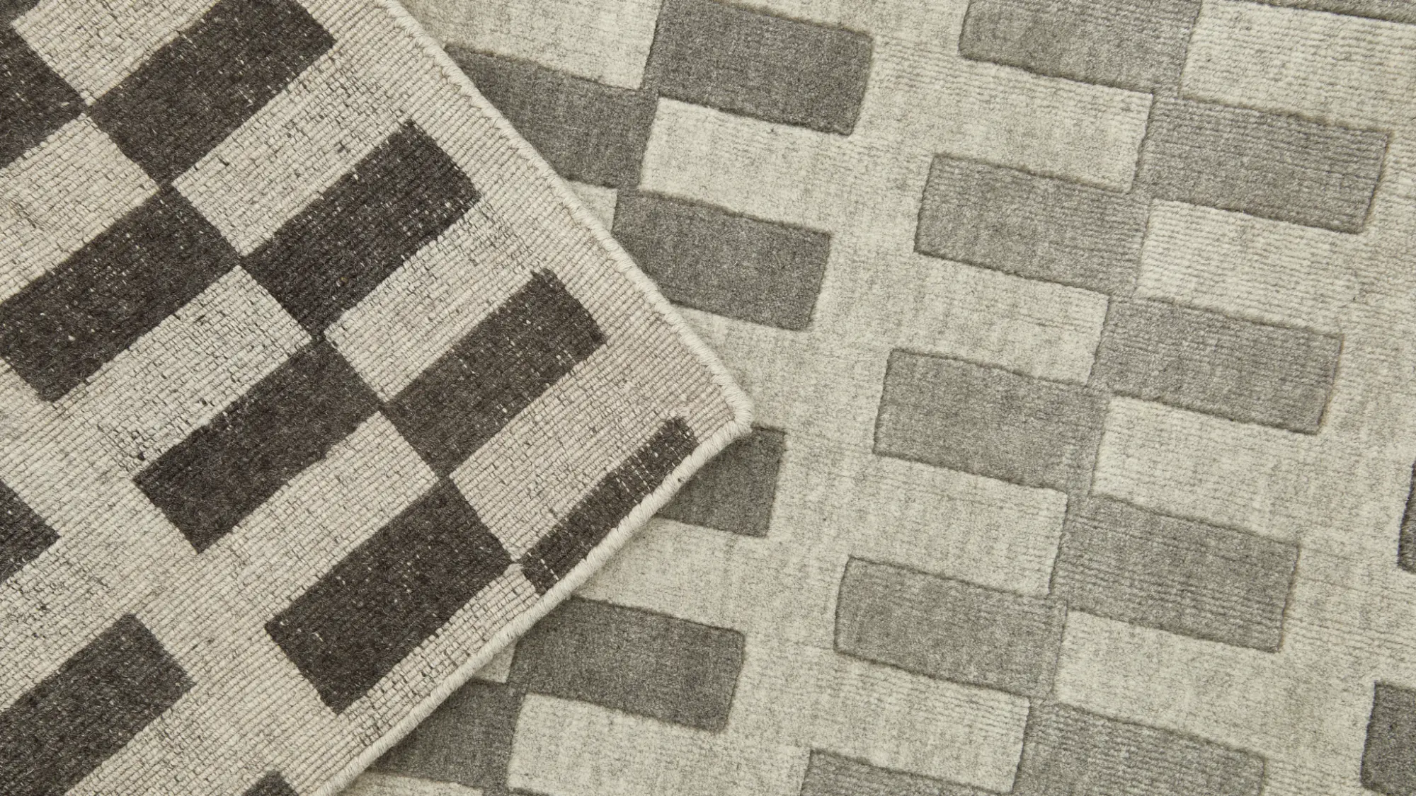 фото ковра GEOMETRIA London Fog/Ebony Slate от магазина HandsGallery