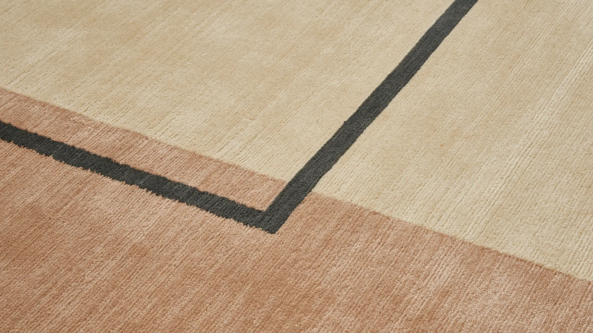 фото ковра GEOMETRIA Apricot/Soft Gold от магазина HandsGallery