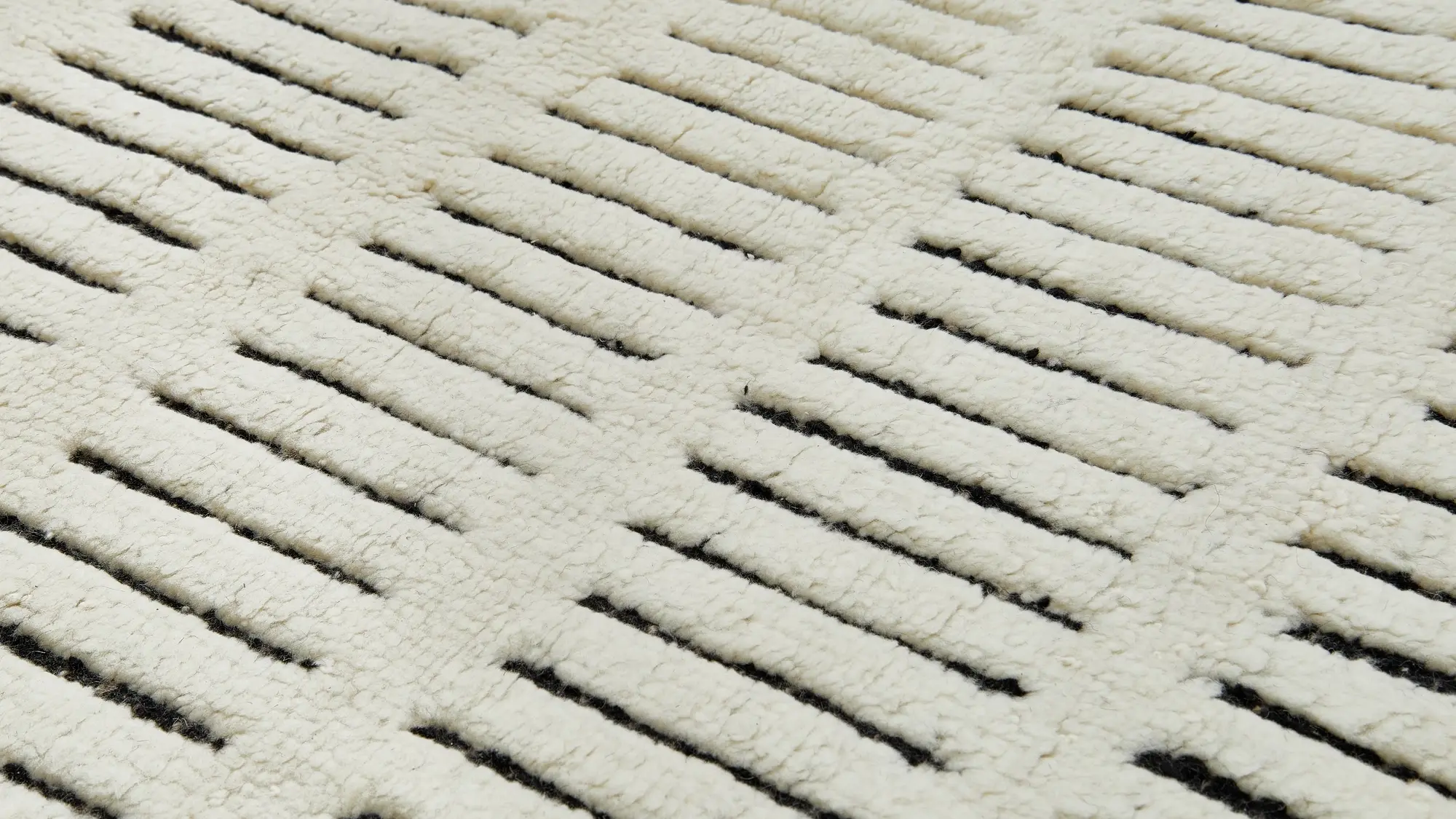 фото ковра HEDEBY Undyed White/Ebony от магазина HandsGallery