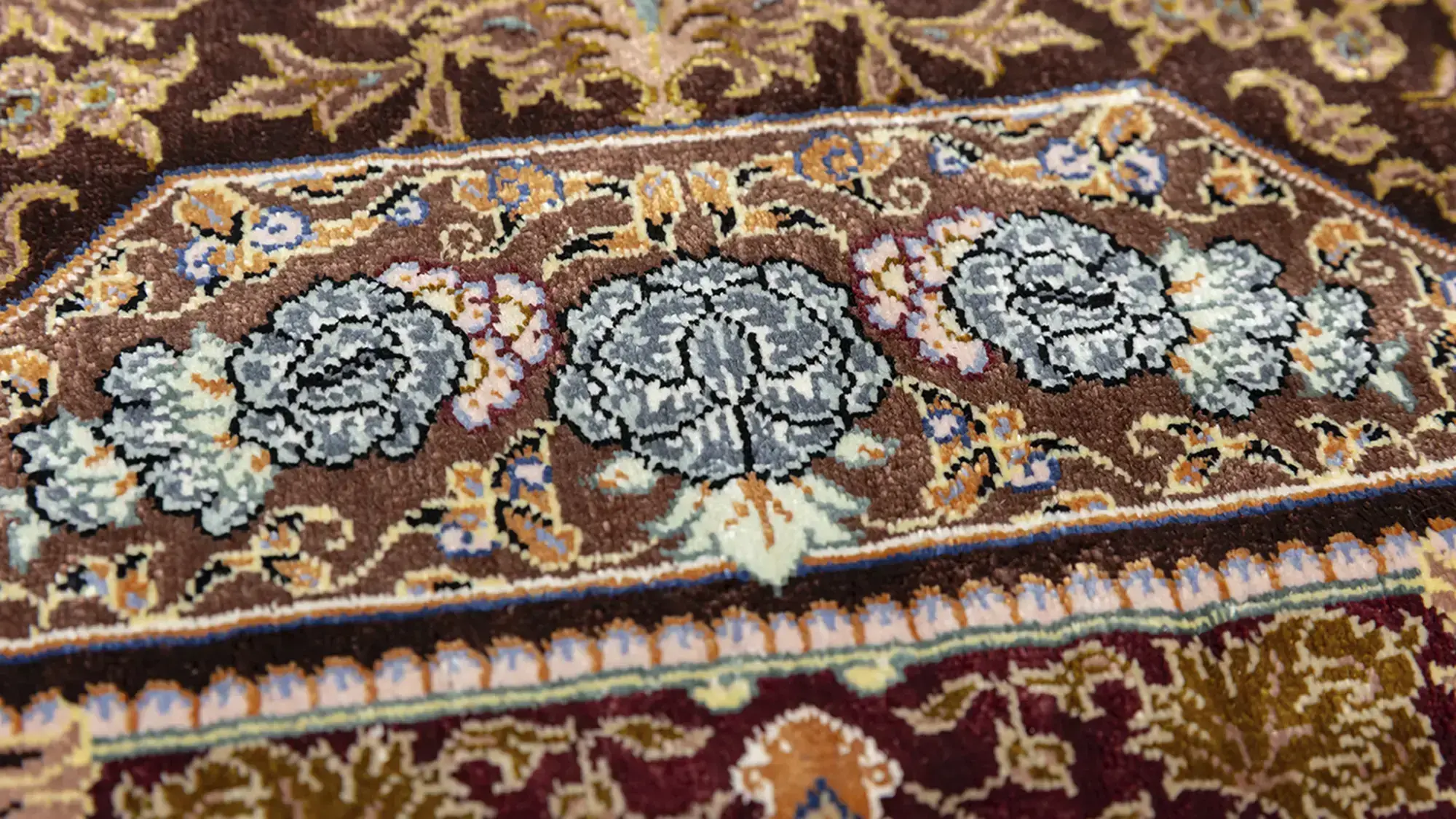 фото ковра TIMELESS Qum 13-355 от магазина HandsGallery