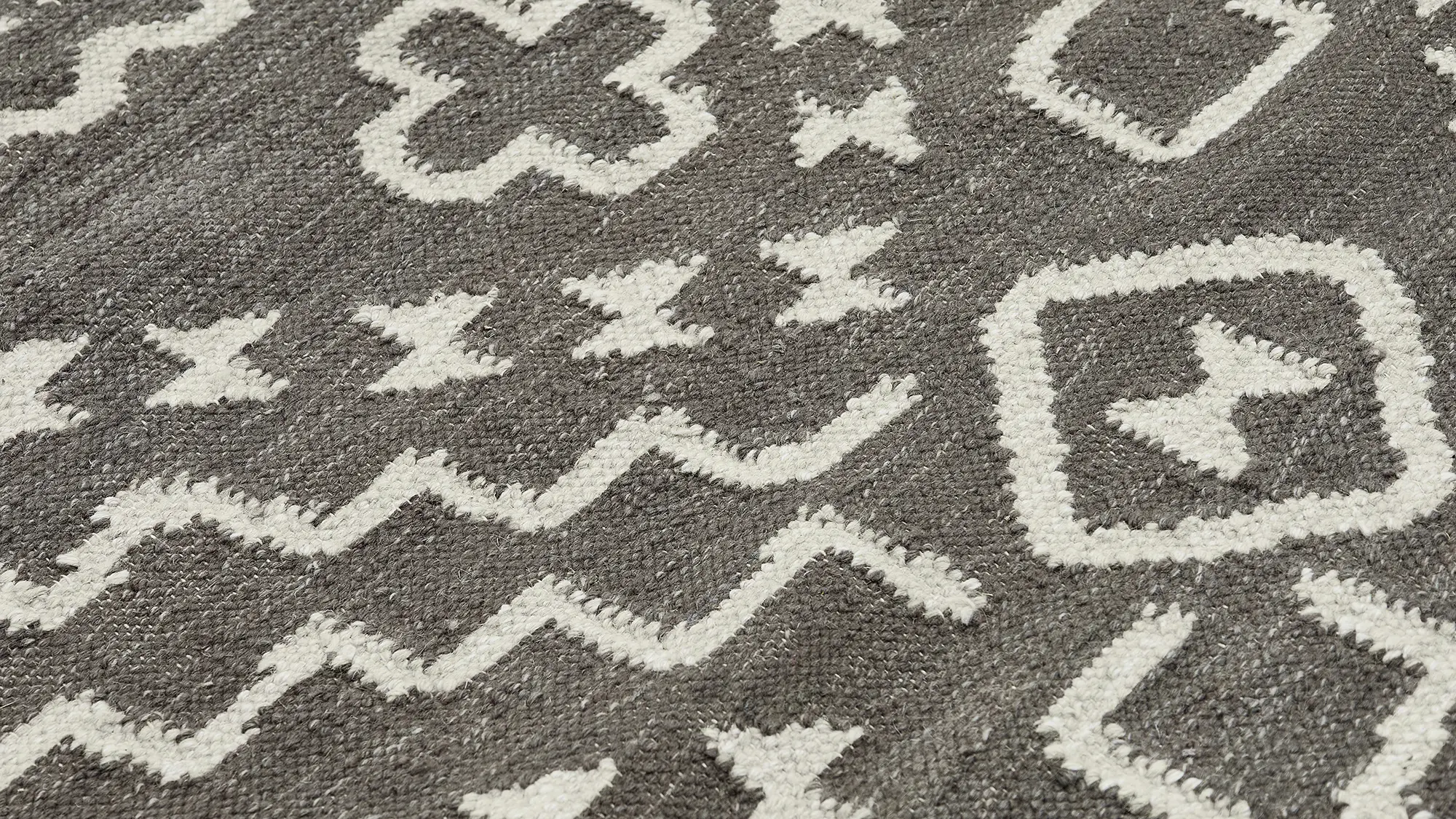 фото ковра DHURRIE Liquorice/Beige от магазина HandsGallery