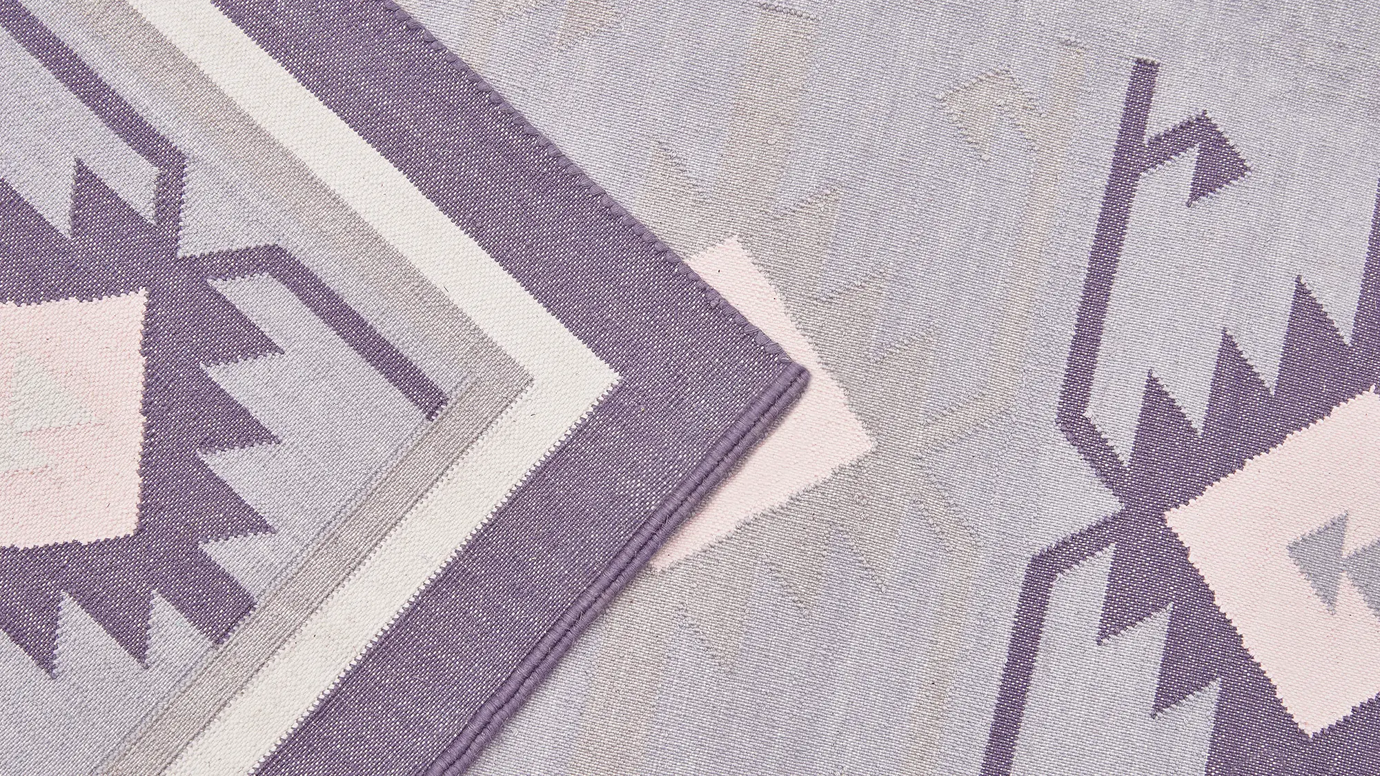 фото ковра DHURRIE Stone Gray/Soft Beige от магазина HandsGallery