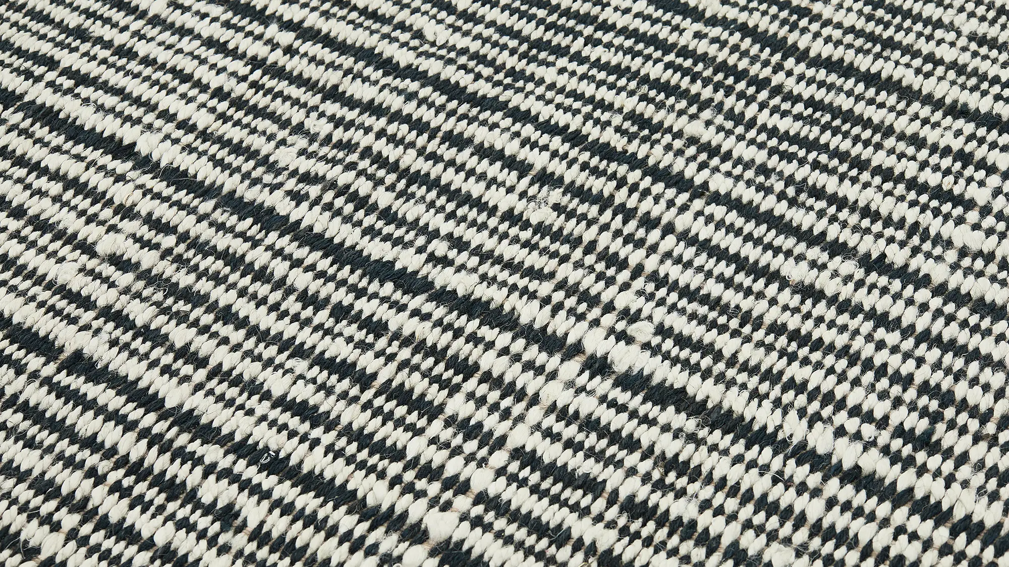 фото ковра DHURRIE White/Deep Navy от магазина HandsGallery