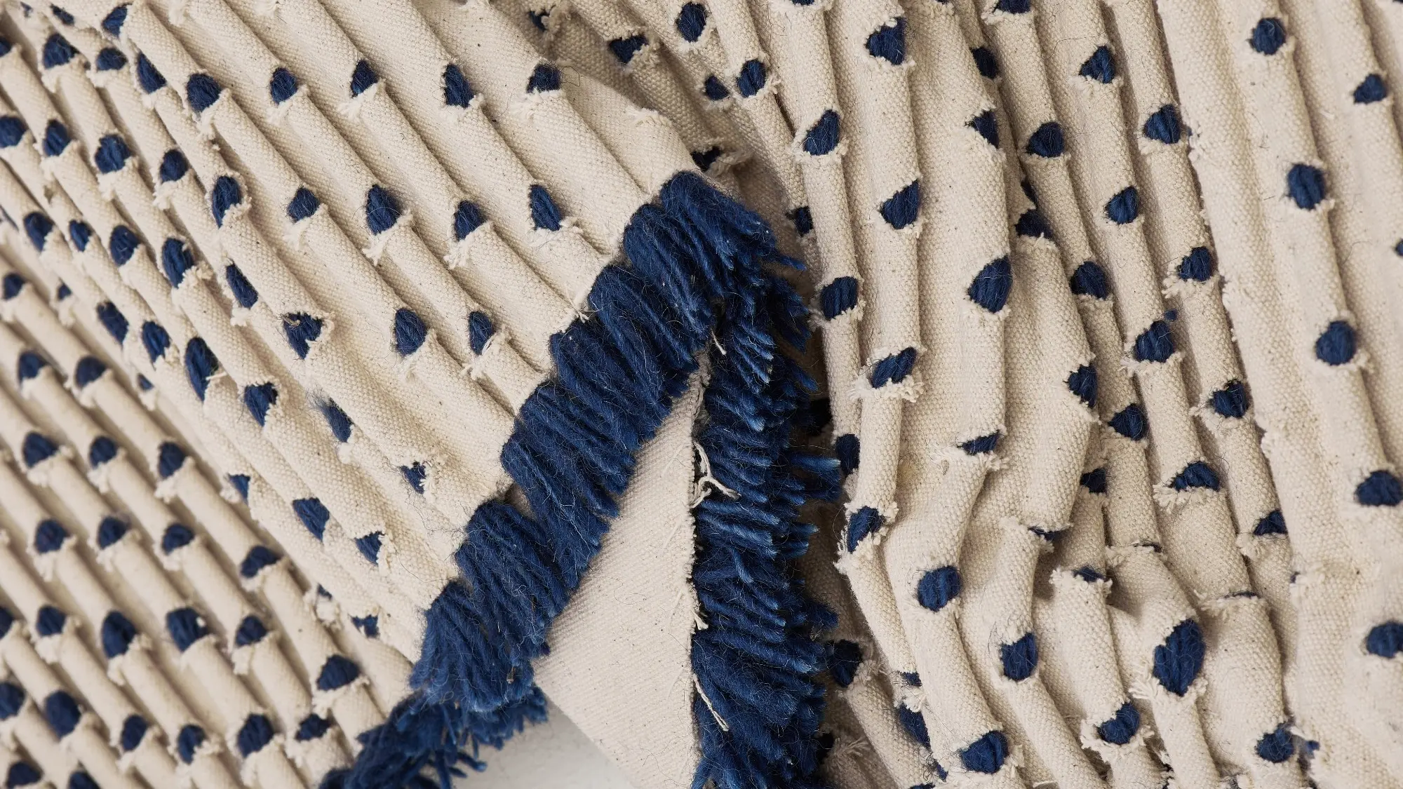 фото ковра WALLART Undyed White/Navy Blue от магазина HandsGallery