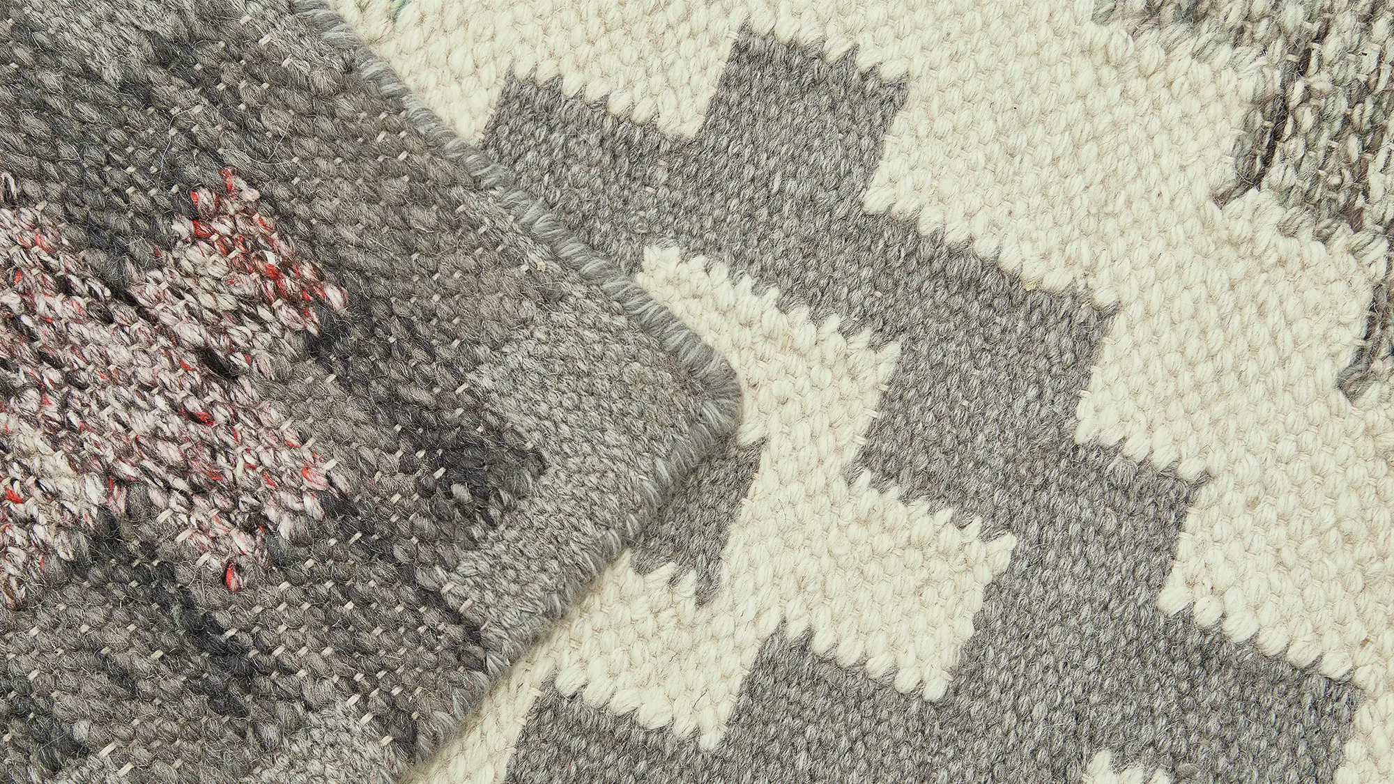 фото ковра DHURRIE Light Smoke Gray/Silver Ash от магазина HandsGallery