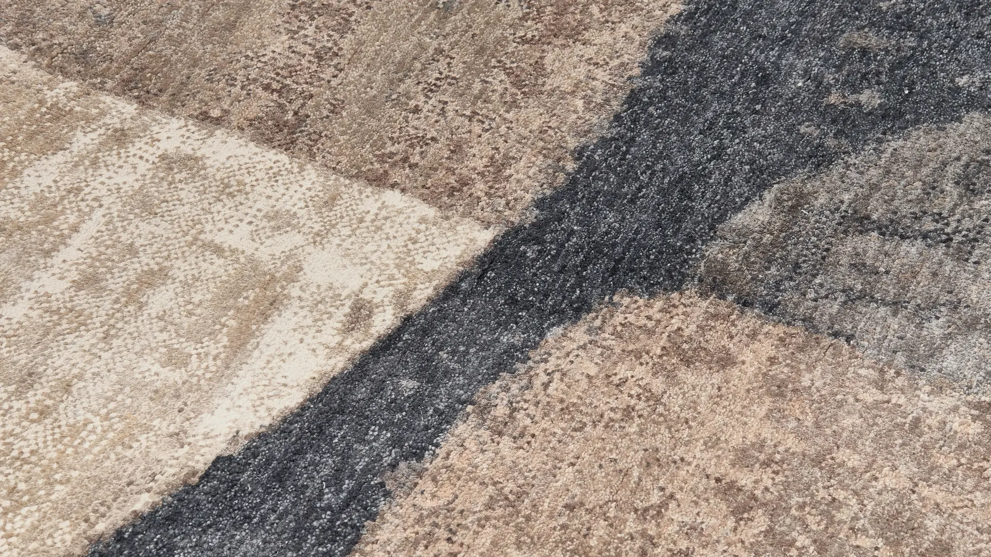 фото ковра ABSTRACTIO CAD-424/Black beige H от магазина HandsGallery
