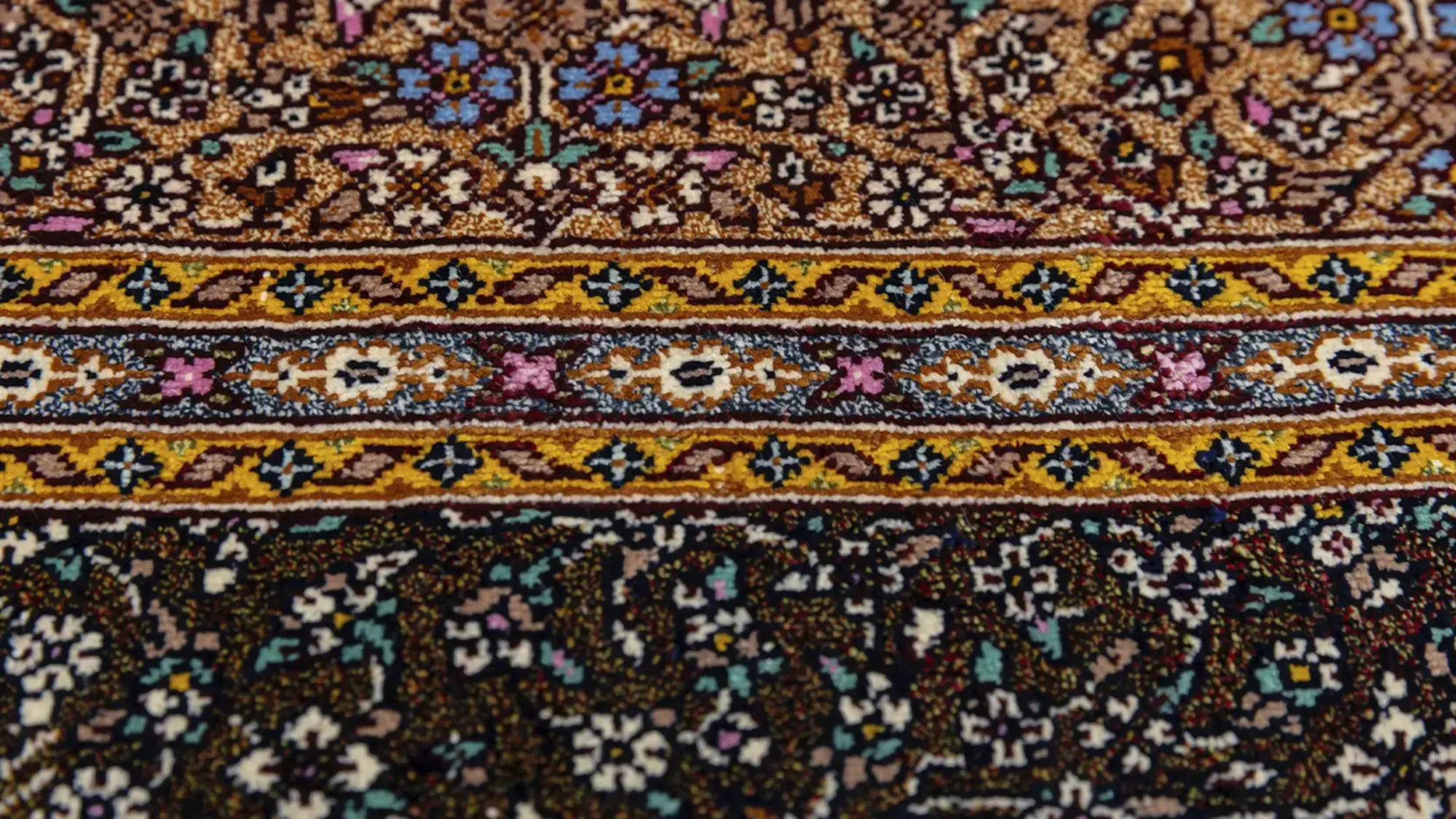 фото ковра TIMELESS Qum 13-41313 мастерская Нассэри Мохаммади от магазина HandsGallery