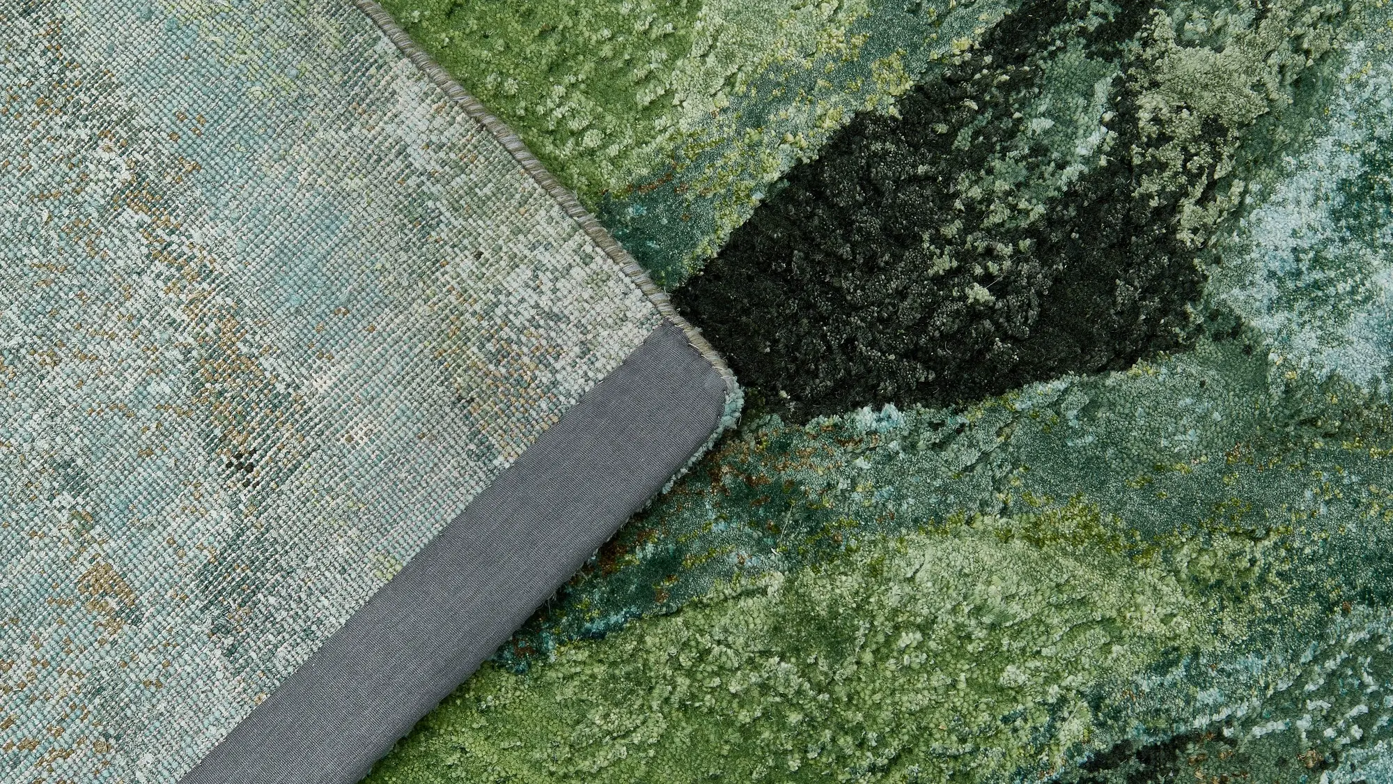 фото ковра ABSTRACTIO Feather/Green H от магазина HandsGallery